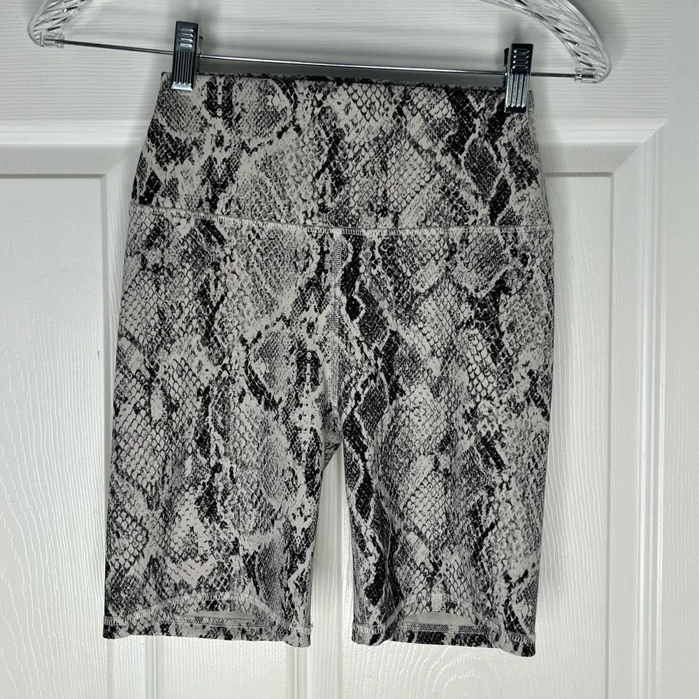 Alo Python Print Leggings Shorts Sz XS gym workout run